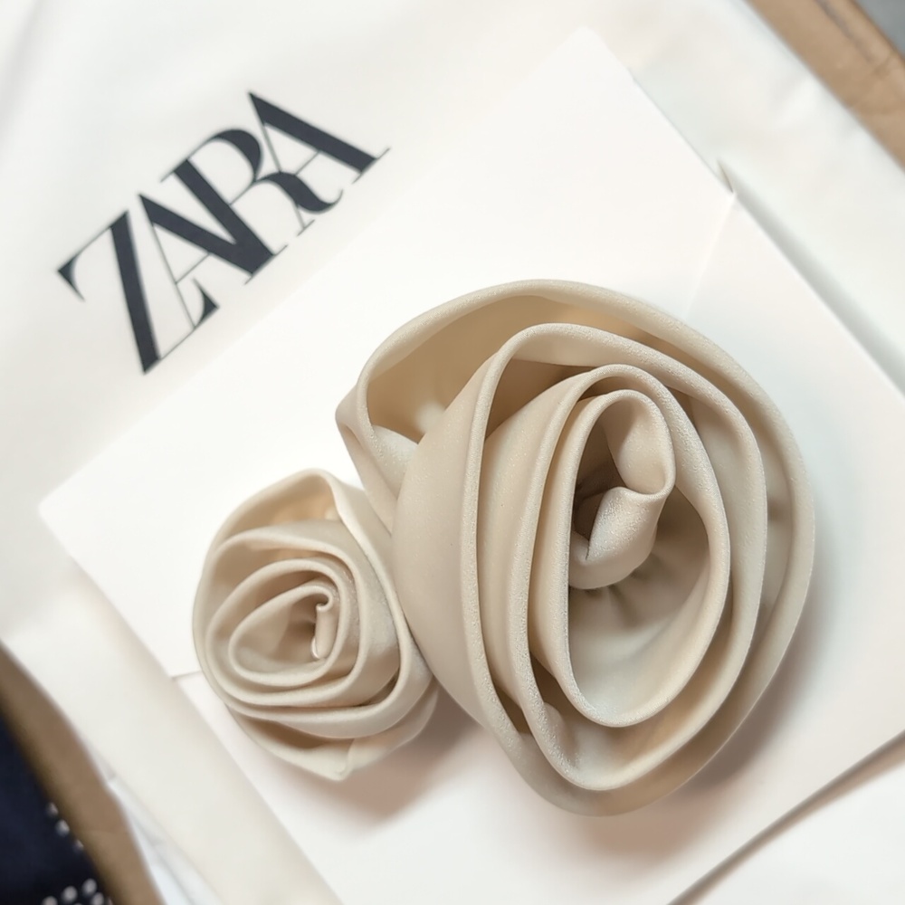 Zara satin  double flower scrunchie beige NWT